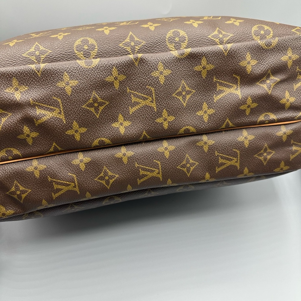 Louis Vuitton Reporter GM Monogram
Canvas Messenger Bag - Picture 5 of 13